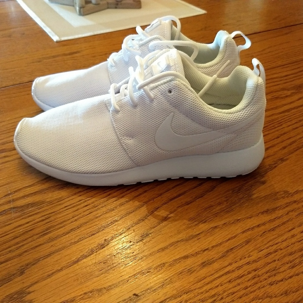 Womans NIKE 7.5 (SOLD)